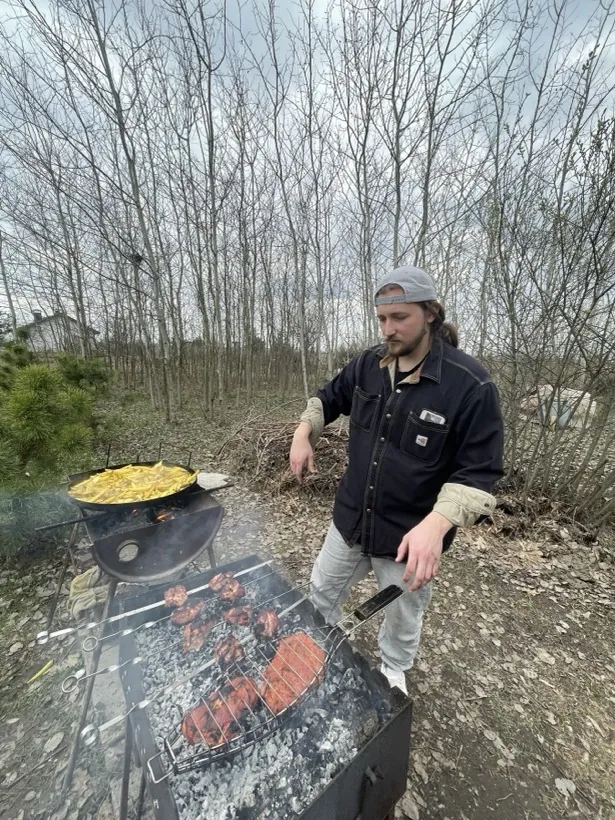 вогнище і їжа на природі