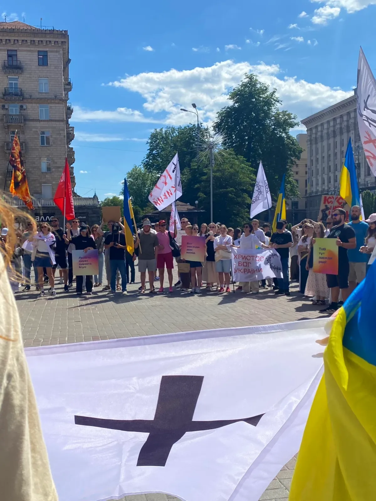 банер з хрестом і прапор України