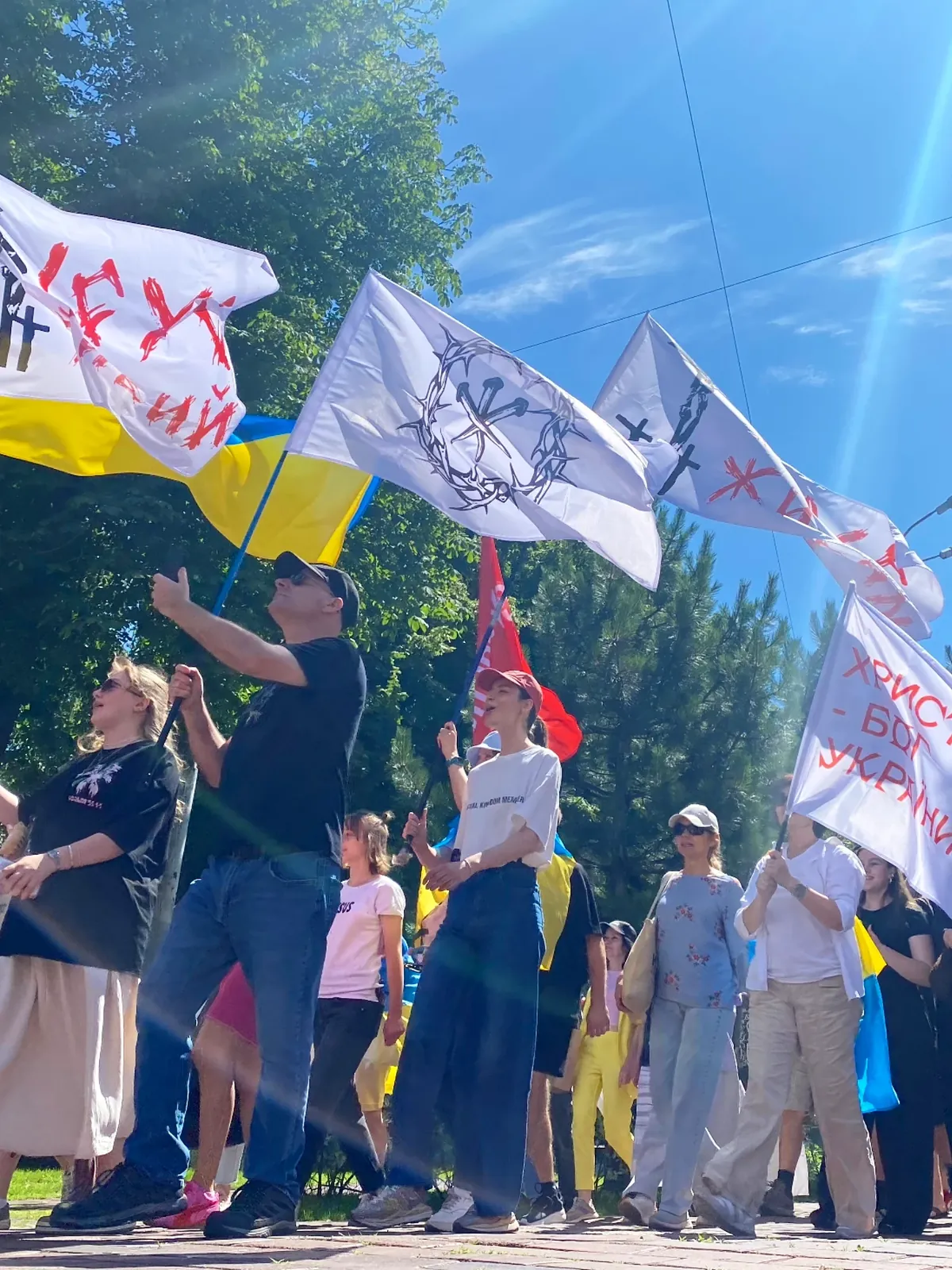прапори «Ісус» над колоною маршу