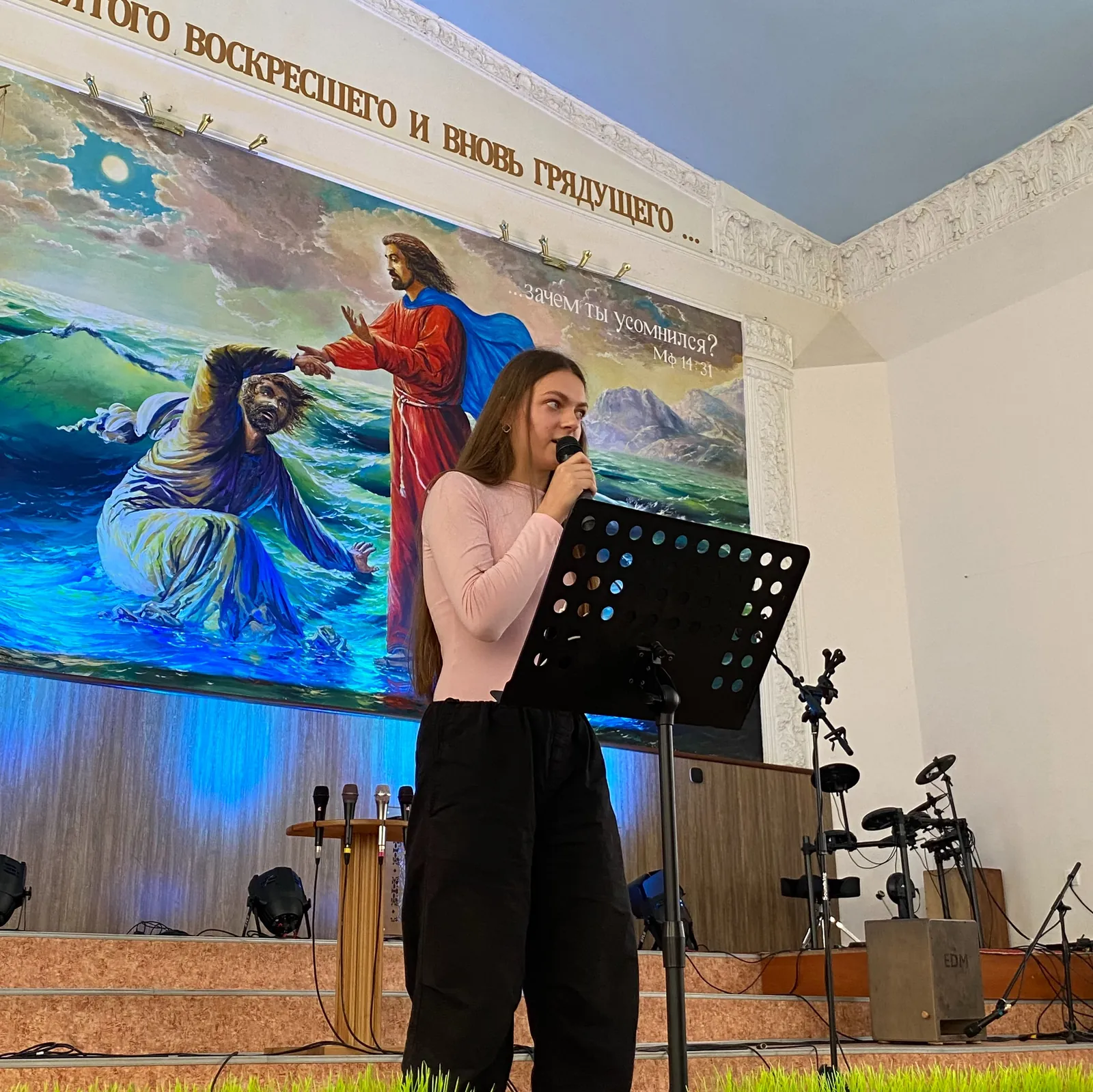 проповідь на тлі настінного розпису