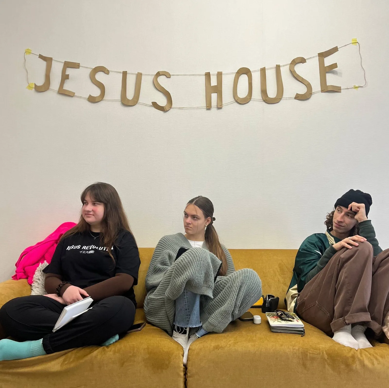 надпис «jesus house» на стіні