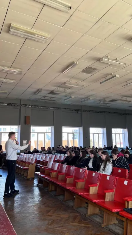 зал із червоними кріслами