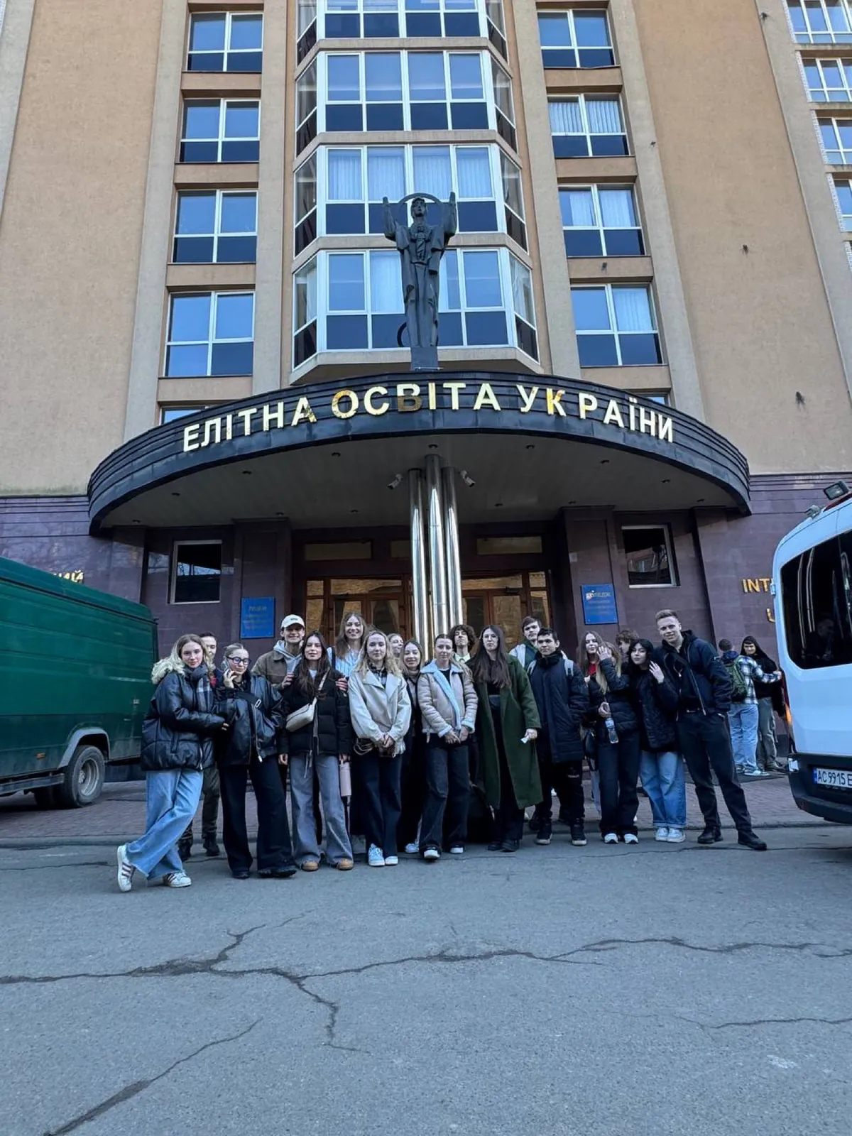 команда біля входу до навчального закладу